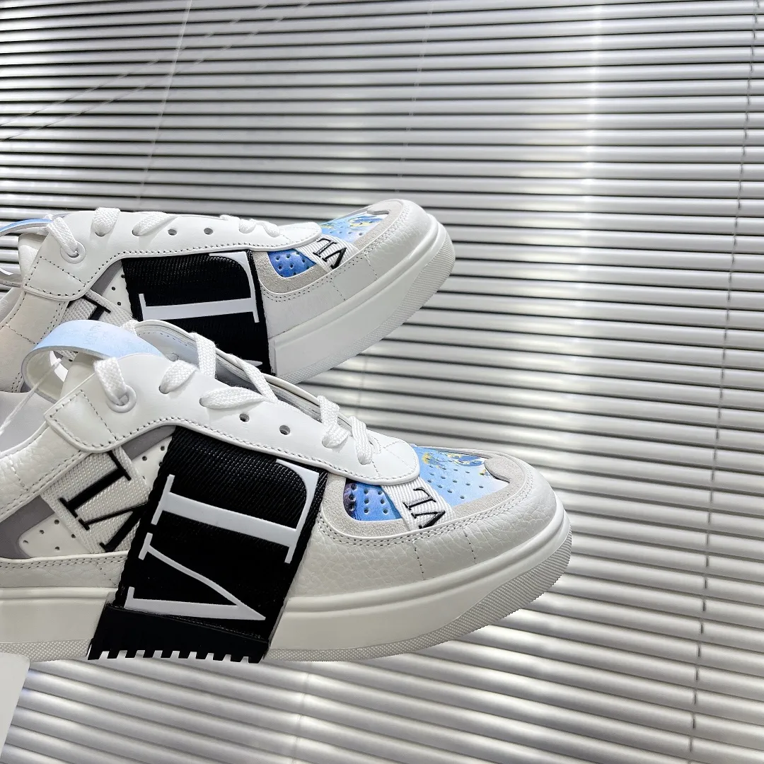 👟👟Ex-factory price 600👟👟 Valentino ONE STUD calfskin lace-up sneakers. Soft suede low-top sneakers, classic and versatile, couple's sneakers, special goods, worth buying! A pair of simple shoes with unique details will save you from the difficulty of dressing. OneStud sneakers, with quilted plaid and oversized rivets, create an eye-catching punk style and get rid of the heavy feeling of this season's clothing. Upraise calfskin derby shoes, with exquisite leather construction and simple silhouette, and smooth lines set the tone of coolness, are a versatile item in the wardrobe. There are more Valentino boutique shoes waiting for you to unlock! It’s time to get the shoes you’ve been coveting for a long time! Officially on sale 7,+++ - Seven straps, decorated with metallic rubber effect. Decoration on the back and tongue. Size 35-44.